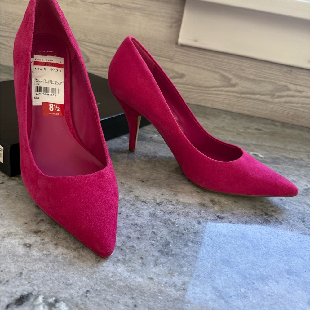 Women’s Pointed-Toe Suede Pumps in Hot Pink - Picture 2 of 8